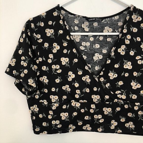 SHEIN Quite Ditsy Floral Print Surplice Neck Crop Top Tee Black White Daisy 12 - Picture 4 of 12